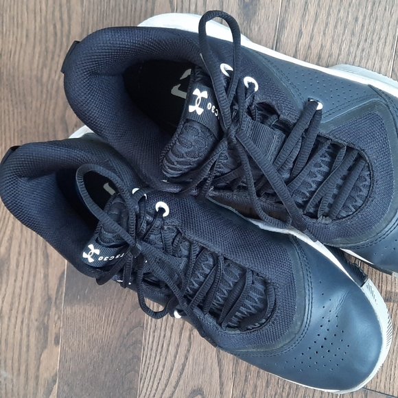 Basketball sneakers - Picture 2 of 3